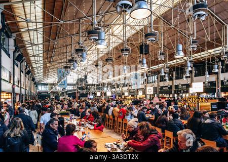 Lissabon, Portugal - 2. Januar 2025: Time Out Market in Lissabon, einem berühmten Speisesaal mit einer Vielfalt an portugiesischer und internationaler Küche Stockfoto