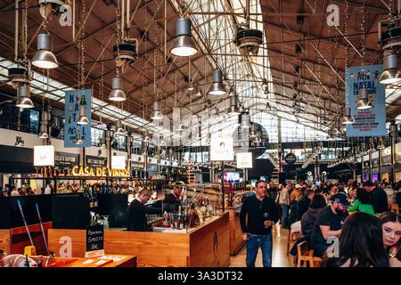 Lissabon, Portugal - 2. Januar 2025: Time Out Market in Lissabon, einem berühmten Speisesaal mit einer Vielfalt an portugiesischer und internationaler Küche Stockfoto