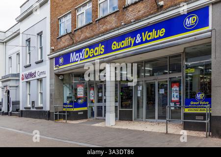 Maxideals Geschäft geschlossen, Abergavenny, Monmouthshire, Wales, Großbritannien Stockfoto