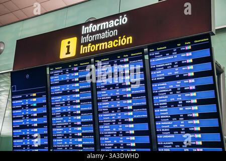 Barcelona, Spanien - 2. Januar 2025: Abflugtafel am Flughafen Barcelona bei Nacht mit Fluginformationen in einem ruhigen Terminal Stockfoto