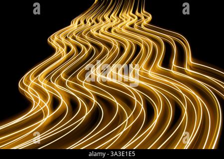 Ein Langzeitfoto mit bunten Lichtern vor schwarzem Hintergrund Stockfoto