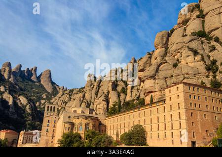 Blick auf die berühmte Abtei Santa Maria de Montserrat auf dem Berg Montserrat in der Nähe von Barcelona in Katalonien, Spanien. Montserrat Monaste Stockfoto