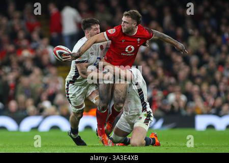Cardiff, Großbritannien. März 2025. Max Llewellyn of Wales verlagert den Ball während des Guinness 6 Nations Matches Wales gegen England 2025 im Principality Stadium, Cardiff, Vereinigtes Königreich, 15. März 2025 (Foto: Andrew Lewis/News Images) in Cardiff, Vereinigtes Königreich am 15. März 2025. (Foto: Andrew Lewis/News Images/SIPA USA) Credit: SIPA USA/Alamy Live News Stockfoto