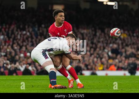 Cardiff, Großbritannien. März 2025. Ben Thomas of Wales verlagert den Ball während des Guinness 6 Nations Matches Wales gegen England 2025 im Principality Stadium, Cardiff, Vereinigtes Königreich, 15. März 2025 (Foto: Andrew Lewis/News Images) in Cardiff, Vereinigtes Königreich am 15. März 2025. (Foto: Andrew Lewis/News Images/SIPA USA) Credit: SIPA USA/Alamy Live News Stockfoto