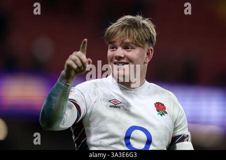 Cardiff, Großbritannien. März 2025. Henry Pollock von England feiert am Ende des Spiels, Guinness Six Nations Championship 2025, Wales gegen England im Principality Stadium in Cardiff am Samstag, den 15. März 2025. bild von Andrew Orchard/Andrew Orchard Sportfotografie/Alamy Live News Credit: Andrew Orchard Sportfotografie/Alamy Live News Stockfoto