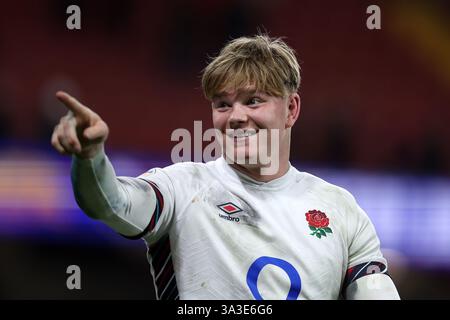 Cardiff, Großbritannien. März 2025. Henry Pollock von England feiert am Ende des Spiels, Guinness Six Nations Championship 2025, Wales gegen England im Principality Stadium in Cardiff am Samstag, den 15. März 2025. bild von Andrew Orchard/Andrew Orchard Sportfotografie/Alamy Live News Credit: Andrew Orchard Sportfotografie/Alamy Live News Stockfoto