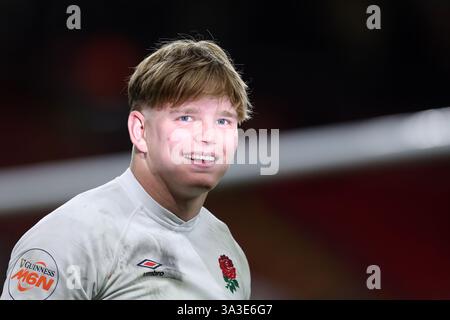 Cardiff, Großbritannien. März 2025. Henry Pollock von England feiert am Ende des Spiels, Guinness Six Nations Championship 2025, Wales gegen England im Principality Stadium in Cardiff am Samstag, den 15. März 2025. bild von Andrew Orchard/Andrew Orchard Sportfotografie/Alamy Live News Credit: Andrew Orchard Sportfotografie/Alamy Live News Stockfoto