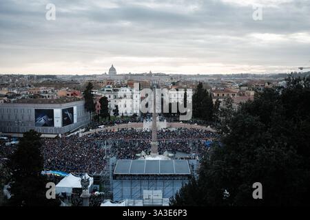 Rom, Demonstration Ein Platz für Europa , ohne politische Banner, um ein geeinteres Europa zu fordern. Nach Angaben der Organisatoren versammelten sich am 15. März 2025 etwa 50 000 Menschen, um in Rom zu demonstrieren. Copyright: XAndreaxCalandrax Stockfoto