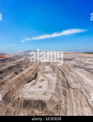 Massive Schwarzkohlemine im Hunter Valley in Australien – vertikale Luftaufnahme Stockfoto