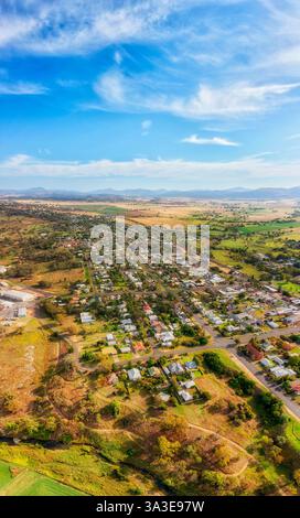 Von Creek zu Sky vertikales Luftpanorama der Stadt Quirindi im Tal der Liverpool Plains in Australien. Stockfoto