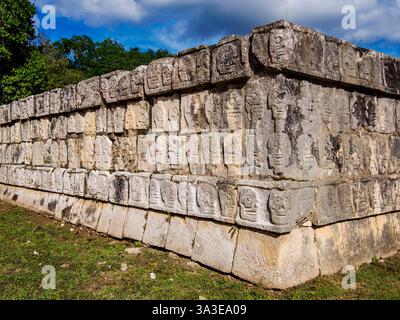 Die Tzompantli, Plattform der Schädel, Chichen Itza, Yucatan State, Mexiko Stockfoto