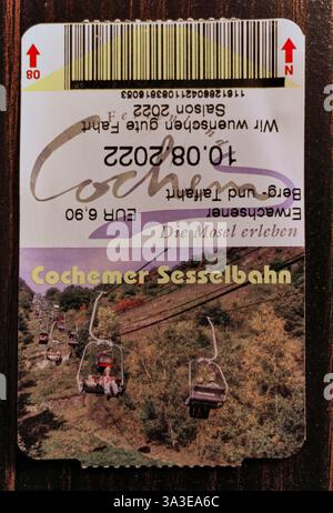 Cochemer Sesselbahn- oder Sesselbahn-Ticket für eine Fahrt auf den Berg hinter der mittelalterlichen Touristenstadt Cochem an der Mosel in Deutschland. Stockfoto
