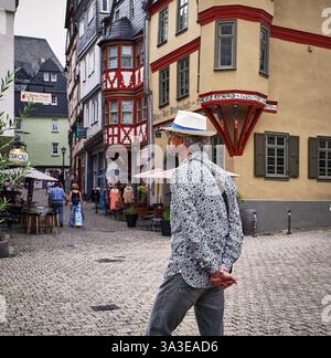 Trendig gekleidete Männer genießen die Aussicht auf den alten Marktplatz im mittelalterlichen Limburg, Deutschland. Stockfoto
