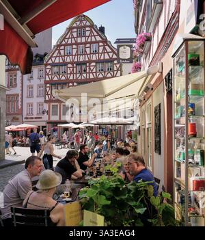 Touristen genießen Speisen und Getränke in einem Straßencafé im mittelalterlichen Dorf Limburg, Deutschland Stockfoto