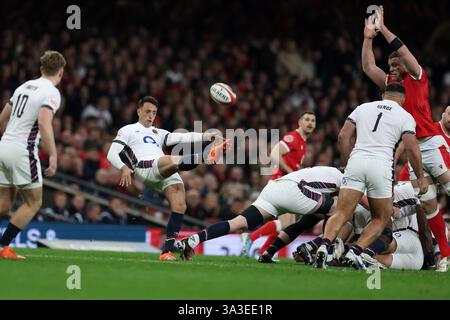Cardiff, Großbritannien. März 2025. Alex Mitchell aus England in Aktion. Guinness Six Nations Championship 2025 Match, Wales gegen England im Principality Stadium in Cardiff am Samstag, den 15. März 2025. bild von Andrew Orchard/Andrew Orchard Sportfotografie/Alamy Live News Credit: Andrew Orchard Sportfotografie/Alamy Live News Stockfoto