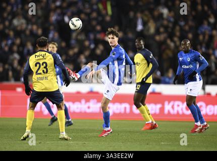 Genk, Belgien. März 2025. Genks Nicolas Sattlberger wurde während eines Fußballspiels zwischen KRC Genk und Union Saint-Gilloise am Samstag, den 15. März 2025 in Genk, am 30. Tag der Saison 2024-2025 der ersten Liga der „Jupiler Pro League“ der belgischen Meisterschaft, dargestellt. BELGA FOTO JOHN THYS Credit: Belga News Agency/Alamy Live News Stockfoto