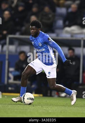 Genk, Belgien. März 2025. Genks Christopher Bonsu Baah kontrolliert den Ball während eines Fußballspiels zwischen KRC Genk und Union Saint-Gilloise am Samstag, den 15. März 2025 in Genk, am 30. Tag der Saison 2024-2025 der ersten Liga der „Jupiler Pro League“ der belgischen Meisterschaft. BELGA FOTO JOHN THYS Credit: Belga News Agency/Alamy Live News Stockfoto