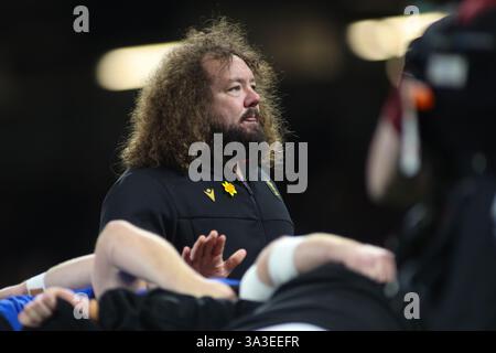 Cardiff, Großbritannien. März 2025. Wales Scrum Consultant Adam Jones während des Guinness 6 Nations Matches Wales gegen England 2025 im Principality Stadium, Cardiff, Vereinigtes Königreich, 15. März 2025 (Foto: Andrew Lewis/News Images) in Cardiff, Vereinigtes Königreich am 15. März 2025. (Foto: Andrew Lewis/News Images/SIPA USA) Credit: SIPA USA/Alamy Live News Stockfoto