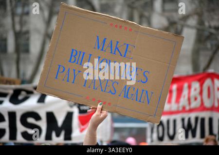 Unterschreiben Sie bei einer Stop the Cutts-Rally gegen DOGE Cutts auf Bundesfinanzierung in Lower Manhattan. Stockfoto