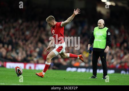 Cardiff, Großbritannien. März 2025. Gareth Anscombe aus Wales tritt eine Konvertierung an. Guinness Six Nations Championship 2025 Match, Wales gegen England im Principality Stadium in Cardiff am Samstag, den 15. März 2025. bild von Andrew Orchard/Andrew Orchard Sportfotografie/Alamy Live News Credit: Andrew Orchard Sportfotografie/Alamy Live News Stockfoto