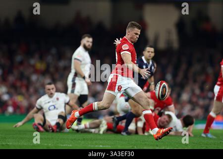 Cardiff, Großbritannien. März 2025. Gareth Anscombe aus Wales in Aktion. Guinness Six Nations Championship 2025 Match, Wales gegen England im Principality Stadium in Cardiff am Samstag, den 15. März 2025. bild von Andrew Orchard/Andrew Orchard Sportfotografie/Alamy Live News Credit: Andrew Orchard Sportfotografie/Alamy Live News Stockfoto