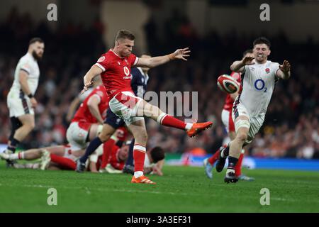 Cardiff, Großbritannien. März 2025. Gareth Anscombe aus Wales in Aktion. Guinness Six Nations Championship 2025 Match, Wales gegen England im Principality Stadium in Cardiff am Samstag, den 15. März 2025. bild von Andrew Orchard/Andrew Orchard Sportfotografie/Alamy Live News Credit: Andrew Orchard Sportfotografie/Alamy Live News Stockfoto