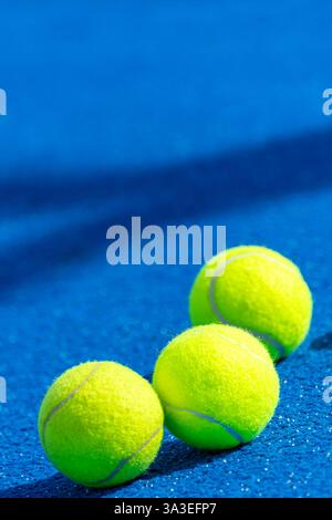 Blauer Paddle-Tennisplatz mit drei Bälle, Hintergrund für das Sportkonzept des Schlägers Stockfoto