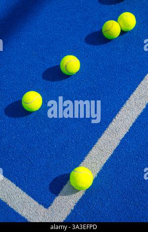 Leuchtend gelbe Tennisbälle auf blauem Hintergrund Stockfoto