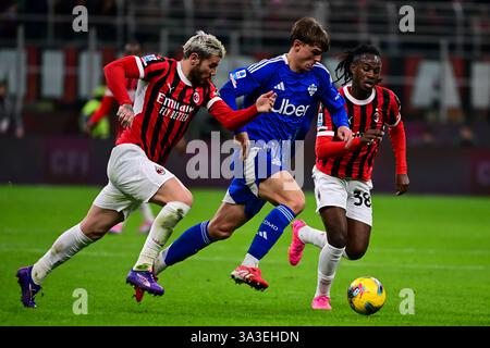 Mailand, Italien am 15. März 2025. Comos argentinischer Mittelfeldspieler #79 Nicolas Paz kämpft am 15. März 2025 im San Siro Stadion in Mailand um den Ball mit dem französischen Verteidiger #19 Theo Hernandez und dem französischen Mittelfeldspieler #38 Warren Bondo des AC Mailand gegen Como. Credit: Piero Cruciatti/Alamy Live News Credit: Piero Cruciatti/Alamy Live News Credit: Piero Cruciatti/Alamy Live News Stockfoto
