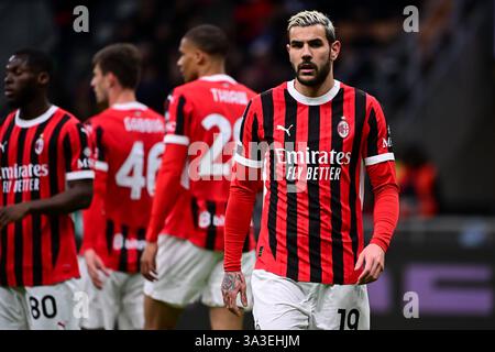 Mailand, Italien am 15. März 2025. AC Mailand's französischer Verteidiger #19 Theo Hernandez während des italienischen Fußballspiels der Serie A AC Mailand gegen Como im San Siro Stadion in Mailand, Italien am 15. März 2025 Credit: Piero Cruciatti/Alamy Live News Credit: Piero Cruciatti/Alamy Live News Stockfoto
