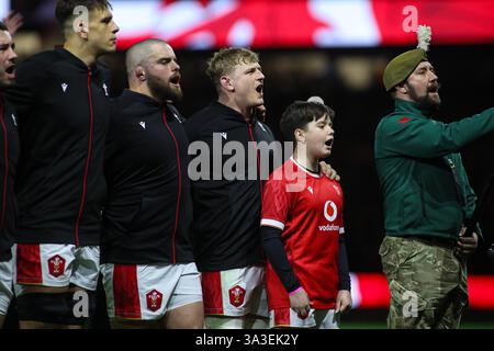 Cardiff, Großbritannien. März 2025. Wales-Kapitän singt die Nationalhymne vor dem Guinness 6 Nations Match Wales gegen England 2025 im Principality Stadium, Cardiff, Vereinigtes Königreich, 15. März 2025 (Foto: Andrew Lewis/News Images) in Cardiff, Vereinigtes Königreich am 15. März 2025. (Foto: Andrew Lewis/News Images/SIPA USA) Credit: SIPA USA/Alamy Live News Stockfoto