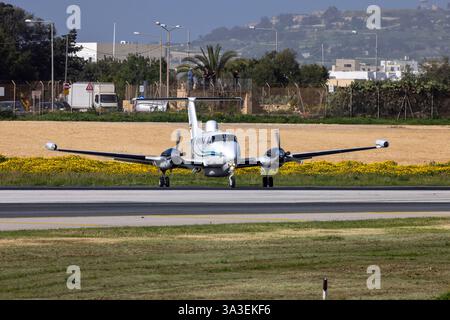 DEA Aviation Beechcraft 200T King Air (Reg: 2-WKTK) macht nach der Landung von Start- und Landebahn 13 eine 180-Grad-Kurve. Stockfoto