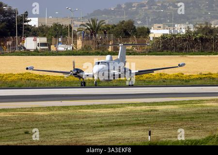 DEA Aviation Beechcraft 200T King Air (Reg: 2-WKTK) macht nach der Landung von Start- und Landebahn 13 eine 180-Grad-Kurve. Stockfoto