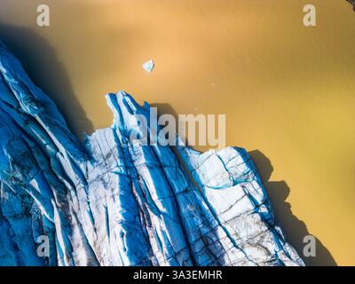 Drohnenansicht des Svinafellsjokull-Gletschers im Vatnajokull-Nationalpark. Island Stockfoto
