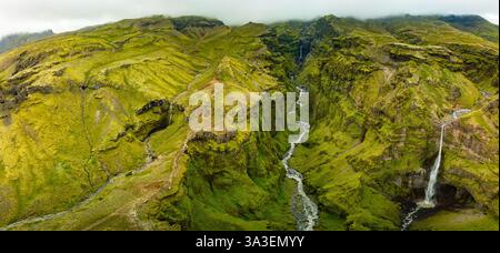 Aus der Vogelperspektive Mulagljufur Canyon mit Hangandifoss Wasserfall, Island Stockfoto