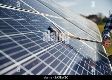 Nahaufnahme der Reinigung der Oberfläche der Solarpaneele. Stockfoto