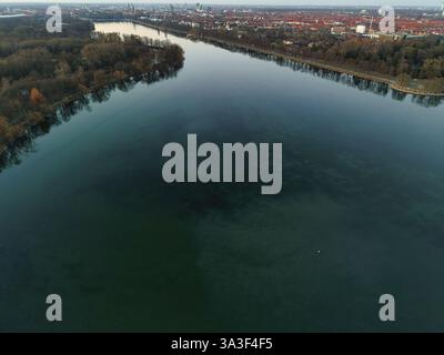 Ein Blick aus der Vogelperspektive, der die atemberaubende Schönheit eines ruhigen Flusses, umgeben von üppiger Natur rund um Maschsee Hannover, einfängt Stockfoto