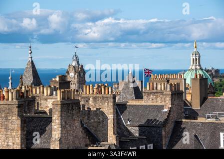 Blick in Richtung Forth of Forth über die Dächer der Altstadt von Edinburgh, Schottland Stockfoto