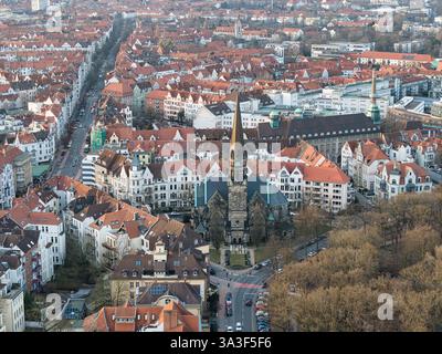 Ein atemberaubender Blick aus der Luft zeigt eine pulsierende urbane Landschaft mit historischer Architektur St. Markuskirche Hannover Stockfoto