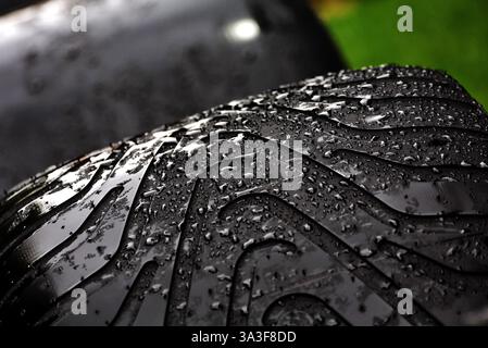 Melbourne, Australien. März 2025. Pirelli-Zwischenreifen. 16.03.2025. Formel-1-Weltmeisterschaft, Rd 1, Grand Prix Von Australien, Albert Park, Melbourne, Australien, Wettkampftag. Quelle: James Moy/Alamy Live News Stockfoto