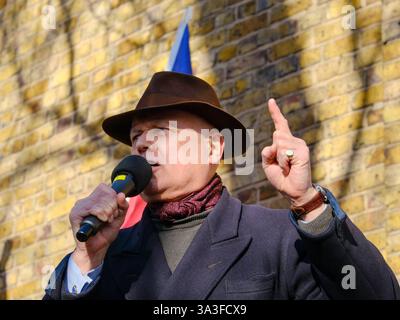 London, Großbritannien. März 2025. Iain Duncan Smith, Parlamentsabgeordneter von Chingford und Woodford Green, spricht während des zweiten Protests gegen eine neue chinesische Botschaft am Königlichen Münzgericht. Organisiert von Hongkonger, uigurischen, tibetischen, taiwanesischen Gemeindegruppen, Dissidenten, und die Anwohner zitieren Ängste vor transnationaler Repression, Sicherheitsbedenken und die Auswirkungen von Protesten an diesem Ort. Nun ist eine öffentliche Untersuchung abgeschlossen, bei der Wohnungsministerin Angela Rayner das letzte Wort zu dieser Angelegenheit haben muss. Quelle: Elfte Stunde Fotografie Stockfoto