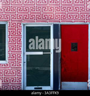Geschäfte in Chicagos Chinatown mit einem auffälligen rot-weißen Mosaikfliesenmuster mit geometrischem Motiv. Stockfoto
