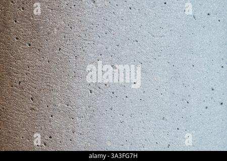 Strukturierte Oberfläche mit dezentem Farbverlauf für eine raue und natürliche Ästhetik ideal für Hintergründe und Texturen Stockfoto