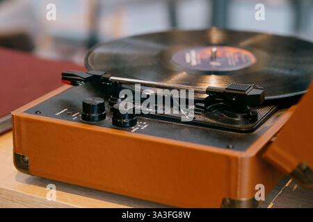 Vintage-Plattenspieler mit einer Schallplatte in warmen Tönen und klassischem Design wecken Nostalgie für analoge Musik Stockfoto