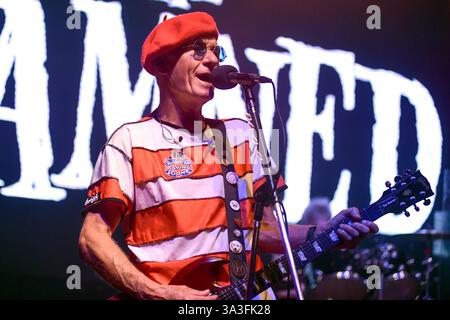 Buenos Aires (15. März 2025). Die Punkrock-Legende The Damned (Captain sensible, Gitarre) spielt live in El Teatro Flores, Argentinien. Quelle: Mariano Garcia/Alamy Live News Stockfoto