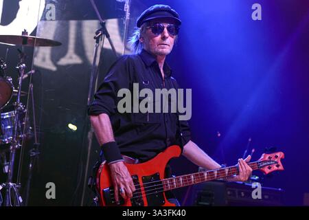 Buenos Aires (15. März 2025). Die Punk-Rock-Legende The Damned (Paul Gray, Bass) spielt live in El Teatro Flores, Argentinien. Quelle: Mariano Garcia/Alamy Live News Stockfoto