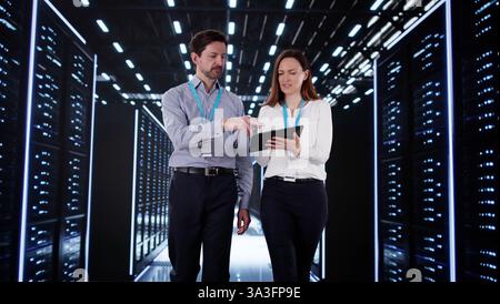 Ingenieure im Serverraum eines Rechenzentrums, die KI-Technologie umwandeln. Stockfoto