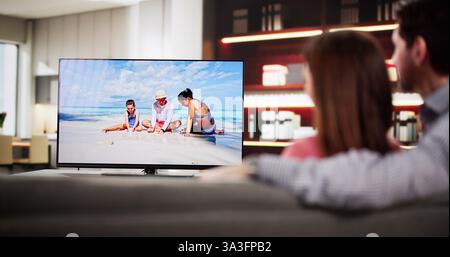 Ein Paar genießt gemeinsam einen Film auf dem Wohnzimmer Sofa Stockfoto