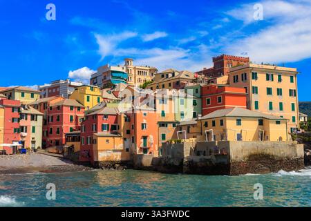 Malerischer Blick auf den Strand, das blaue Meer und die farbenfrohen Gebäude von Boccadasse, dem alten Fischerdorf, in Genua, Italien Stockfoto