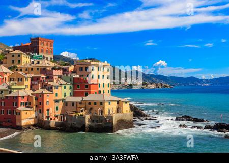 Malerischer Blick auf den Strand, das blaue Meer und die farbenfrohen Gebäude von Boccadasse, dem alten Fischerdorf, in Genua, Italien Stockfoto